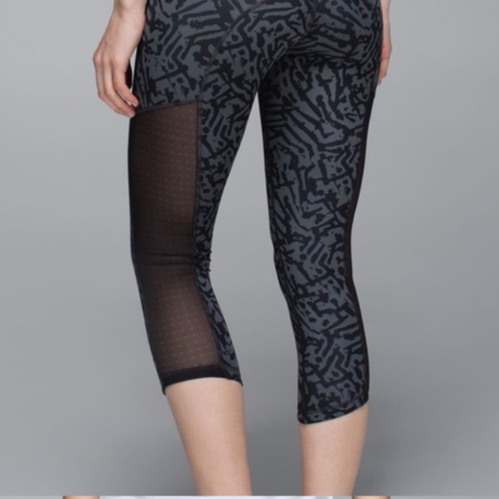Lululemon Leggings ANIMAL pattern capri size 8 FLAWLESS !